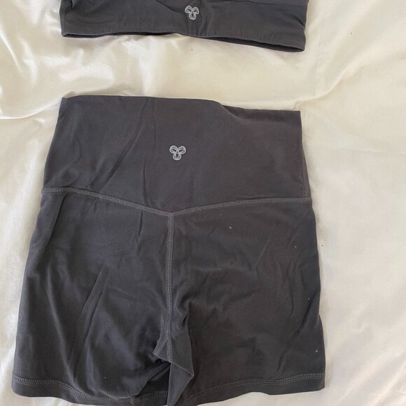Aritzia TNA Grey Athletic set in Small Shorts and Sports Bra - Picture 4 of 4